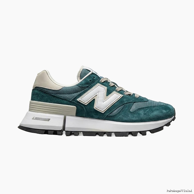 New Balance retro-style dark green running shoes